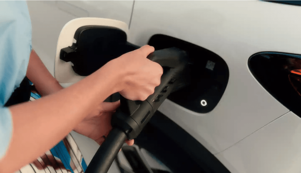 טעינת רכב SMART - צילום מקרוב