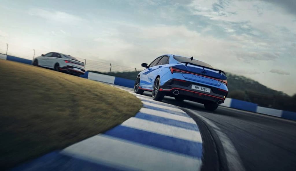 צילום מאחורה של רכב יונדאי בזמן נסיעה