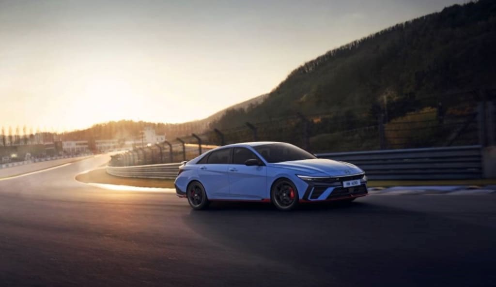 רכב היברידי בזמן נסיעה על הכביש