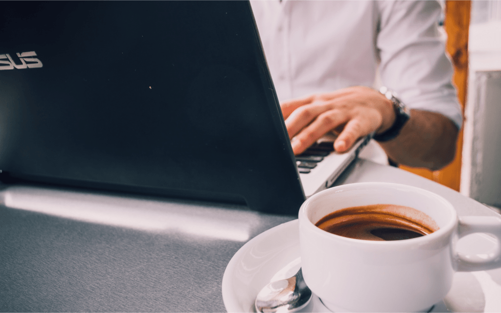 איש מבצע עסקת טרייד אין לרכב במחשב