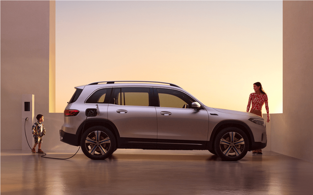 רכב בליסינג פרטי נטען בעמדת טעינה