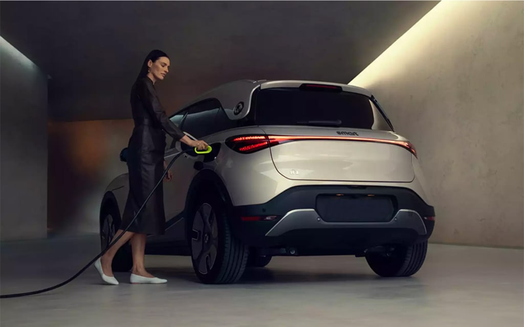 אישה מטעינה רכב חשמלי