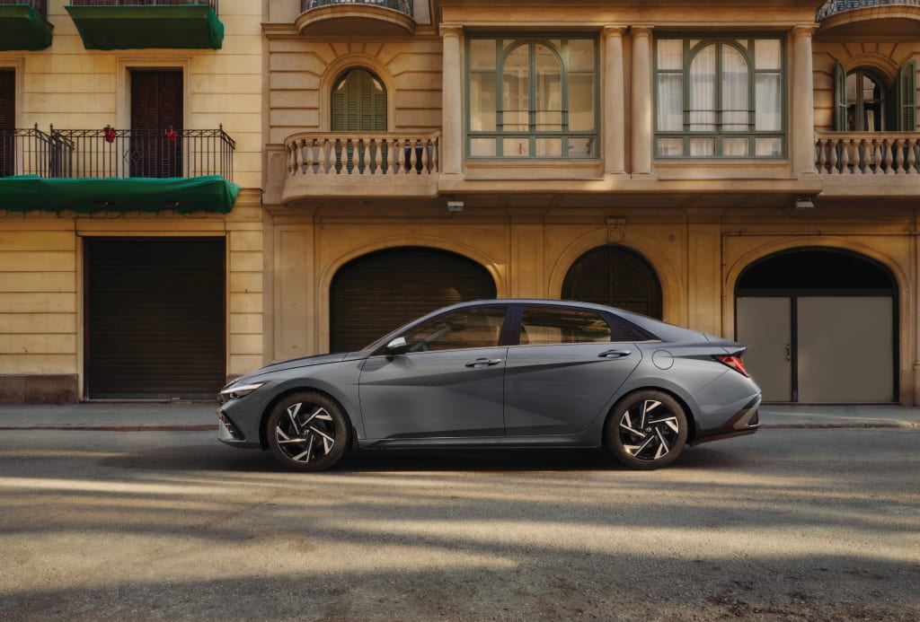 סונטה היברידית חונה לצד מבנה גדול