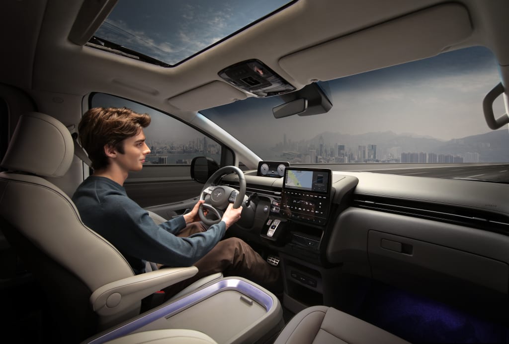 אדם נוהג ברכב במושב הנהג