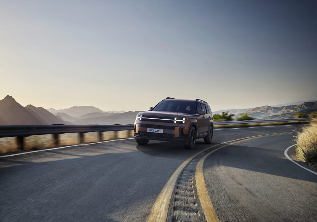 סנטה פה בזמן נסיעה על הכביש צילום מקדימה