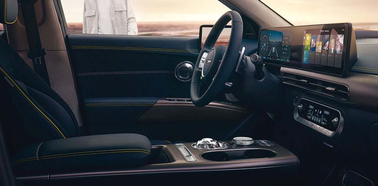מושב נהג ברכב חשמלי יוקרתי - ג'נסיס GV60 חשמלית
