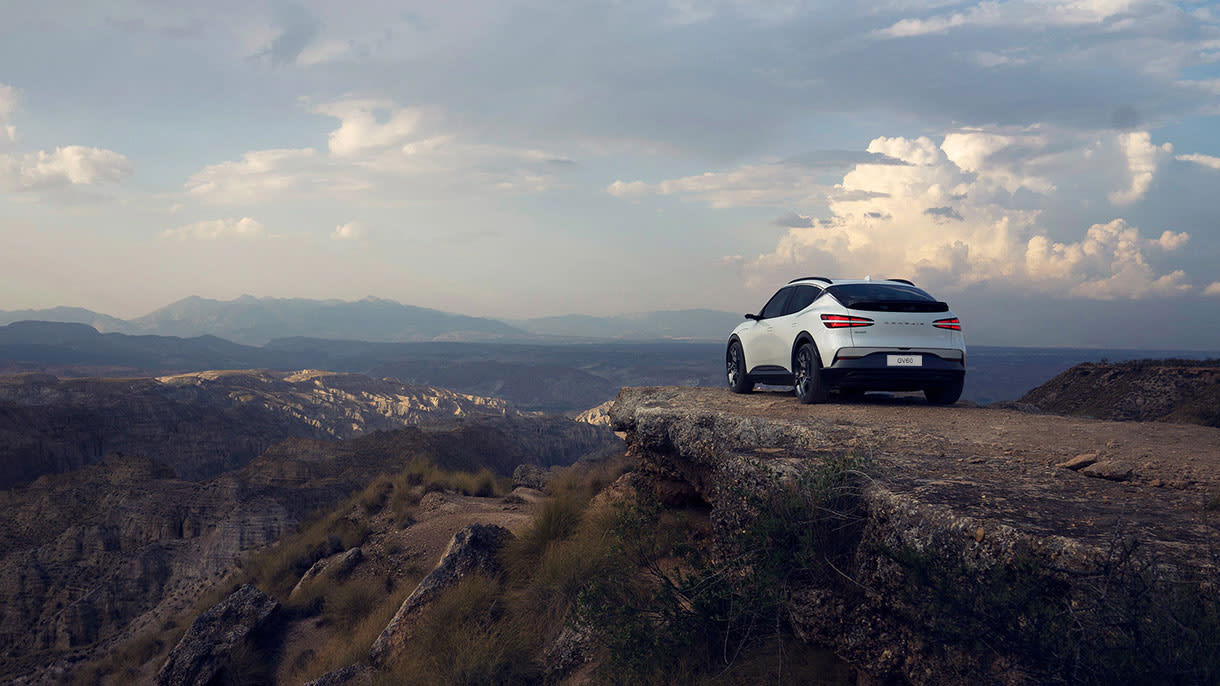 רכב חשמלי יוקרתי מדגם ג'נסיס GV60 EV בצבע לבן חונה על צוק