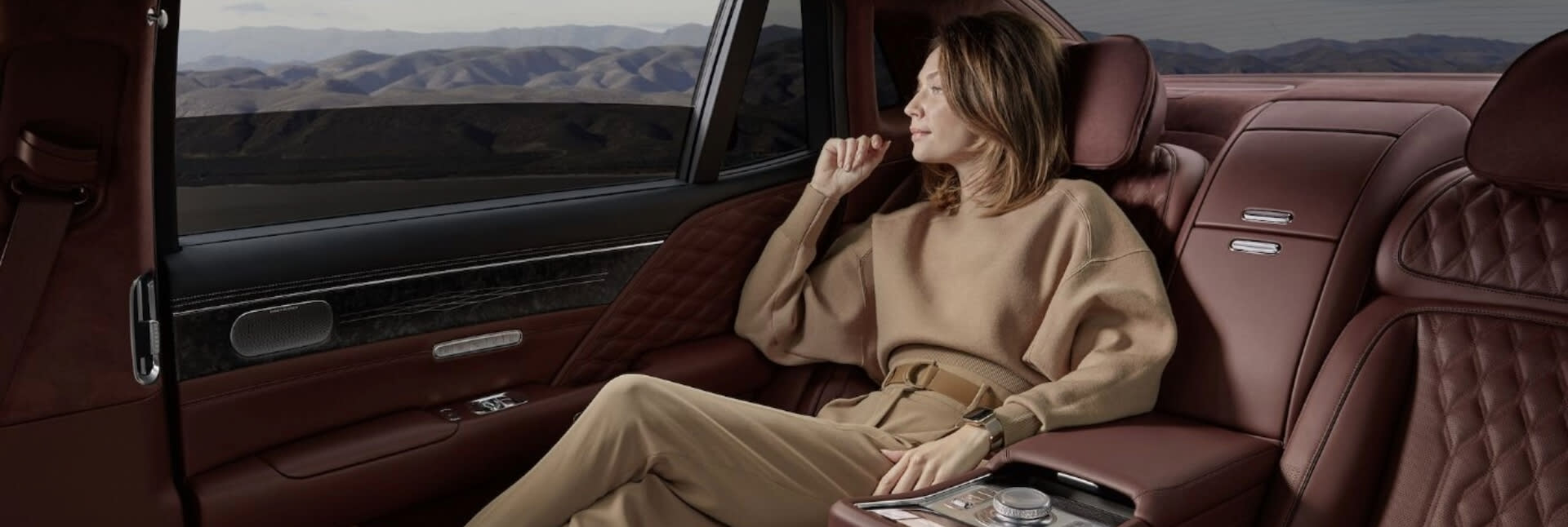 אישה יושבת בתוך רכב ג'נסיס