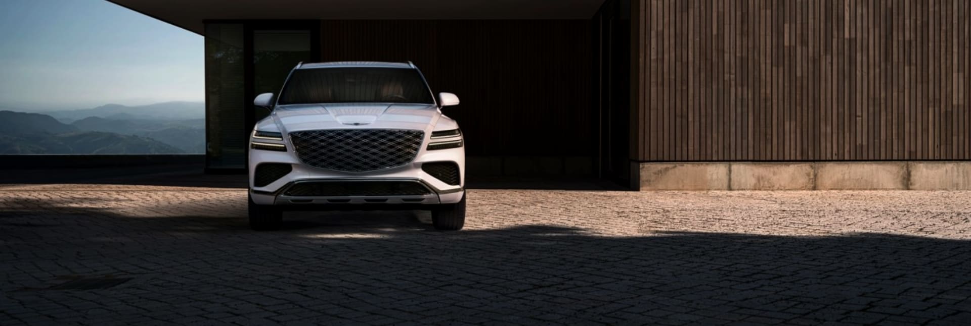 רכב suv יוקרתי מדגם Genesis GV80 (צילום מזווית קדמית) בצבע לבן