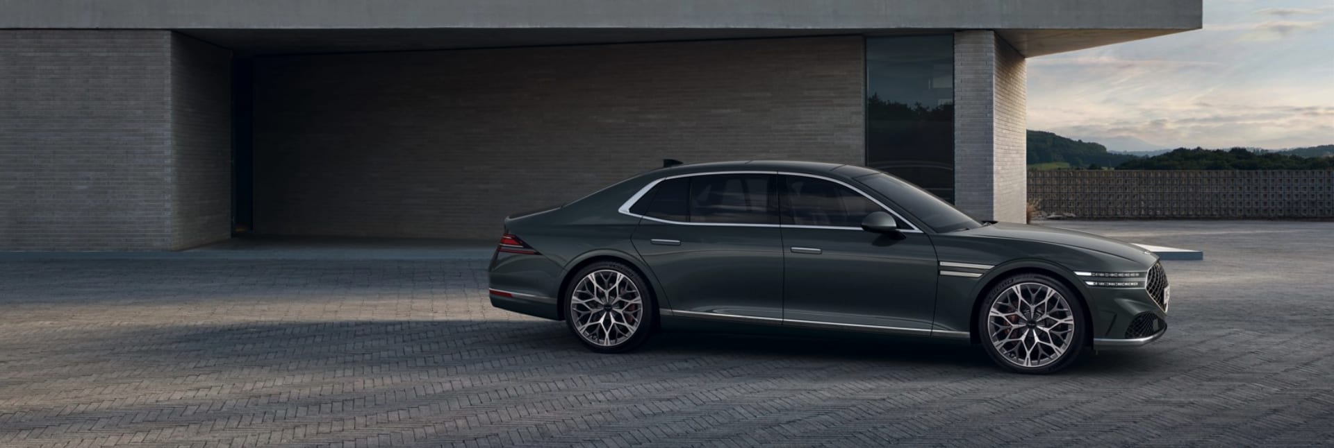 רכב מנהלים יוקרתי GENESIS G90 בצבע אפור- פרופיל