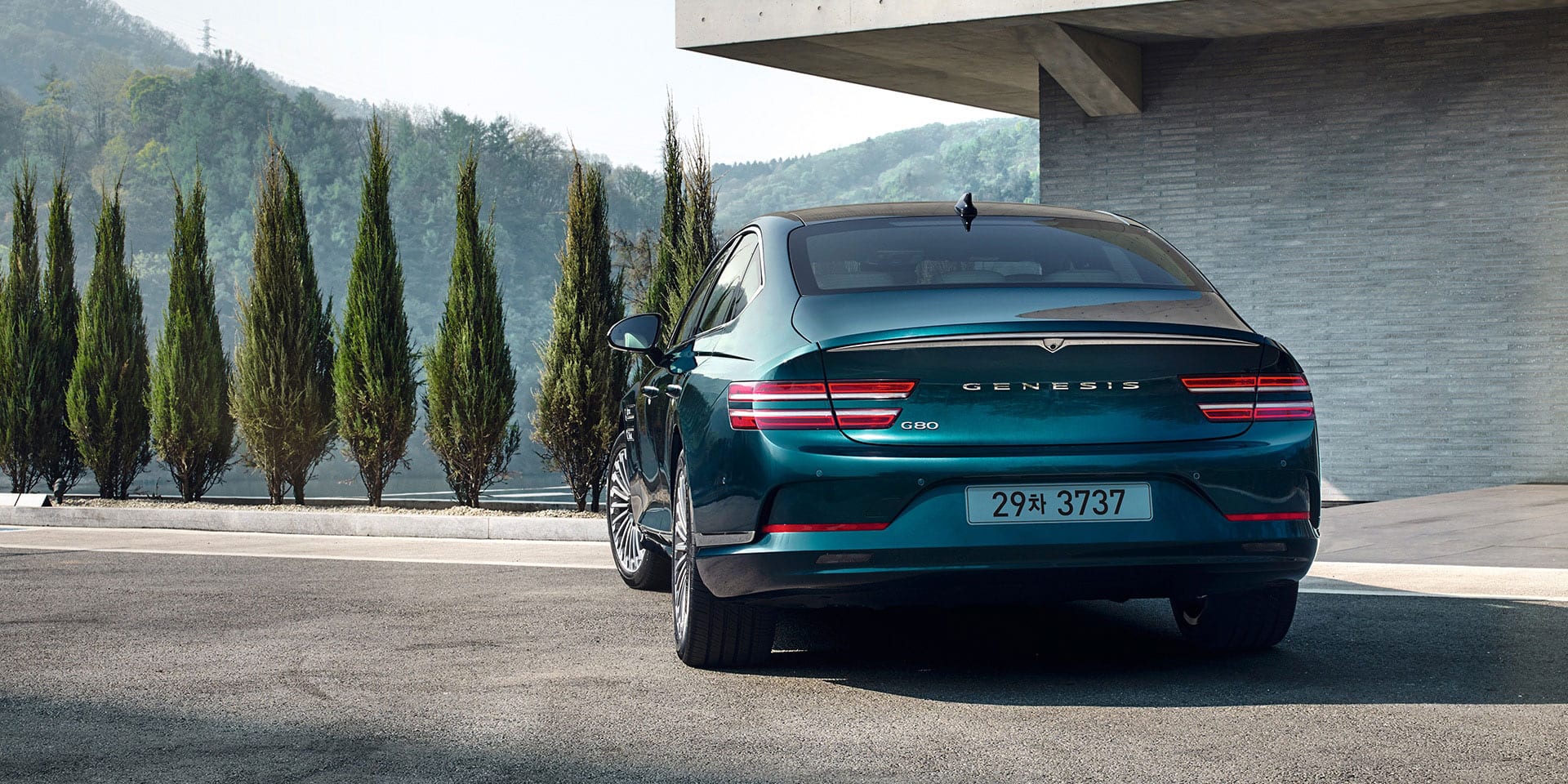 רכב יוקרה חשמלי של ג'נסיס G80 בצבע טורקיז