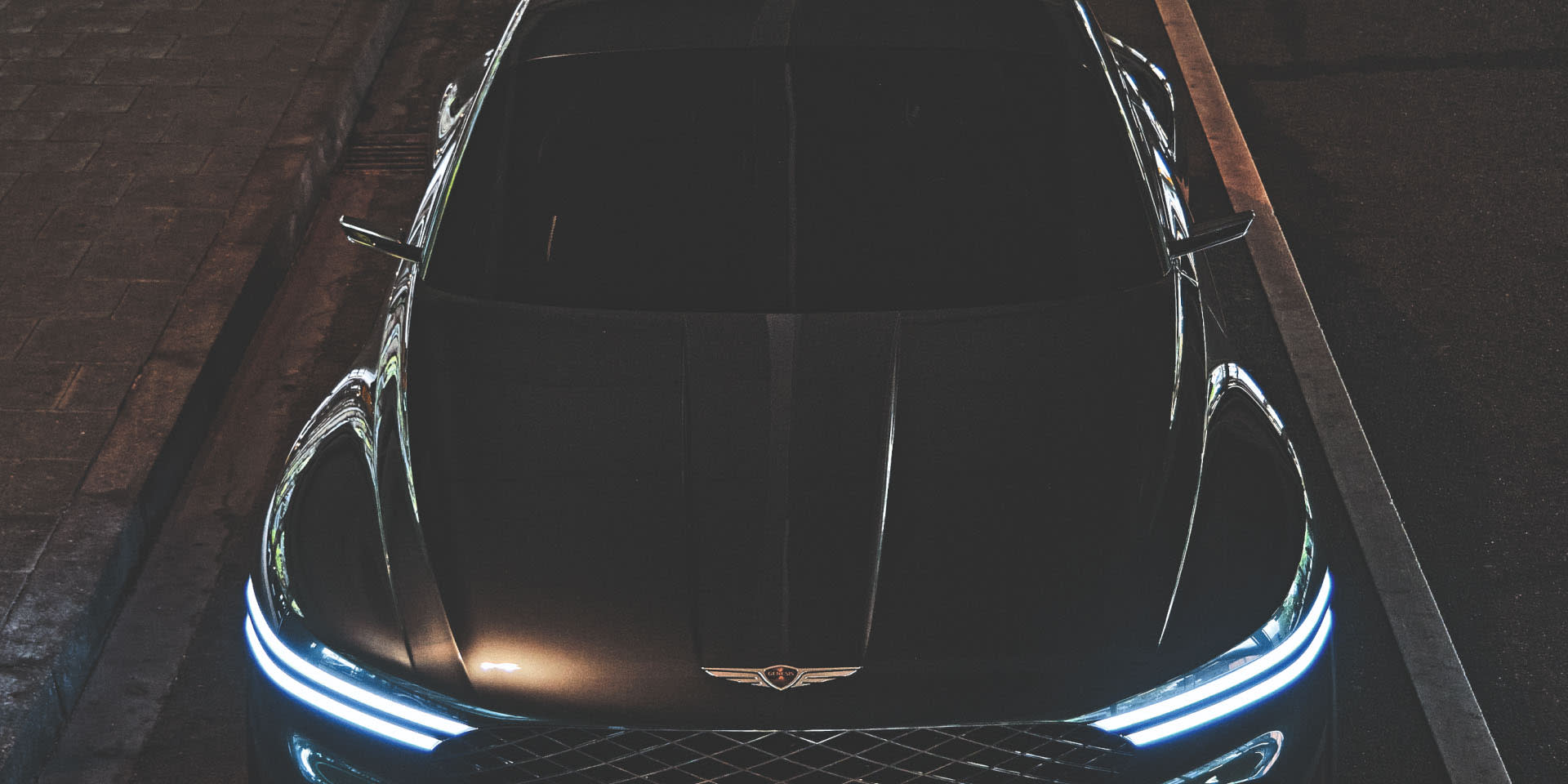 רכב יוקרה ג'נסיס בצבע שחור