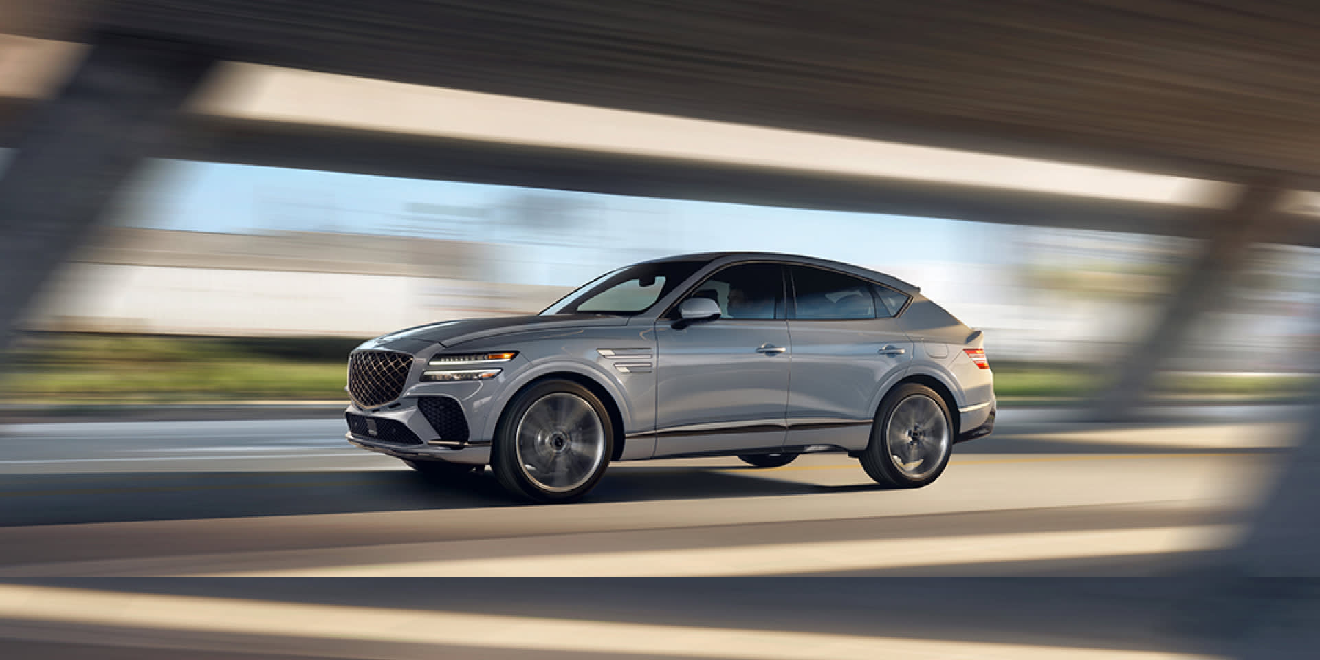 רכב ג'נסיס חשמלי בנסיעה