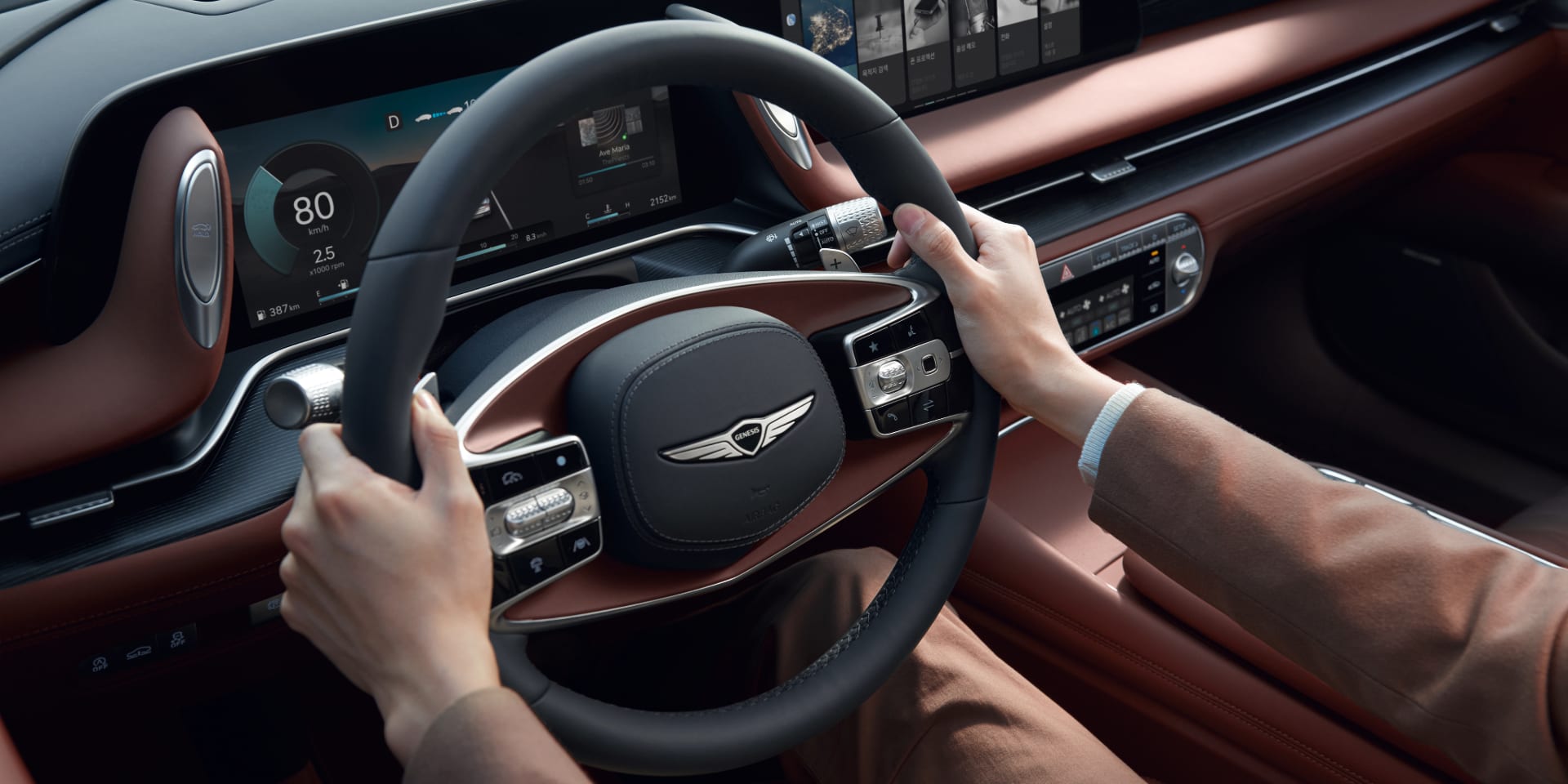 תא נהג ברכב GENESIS G90