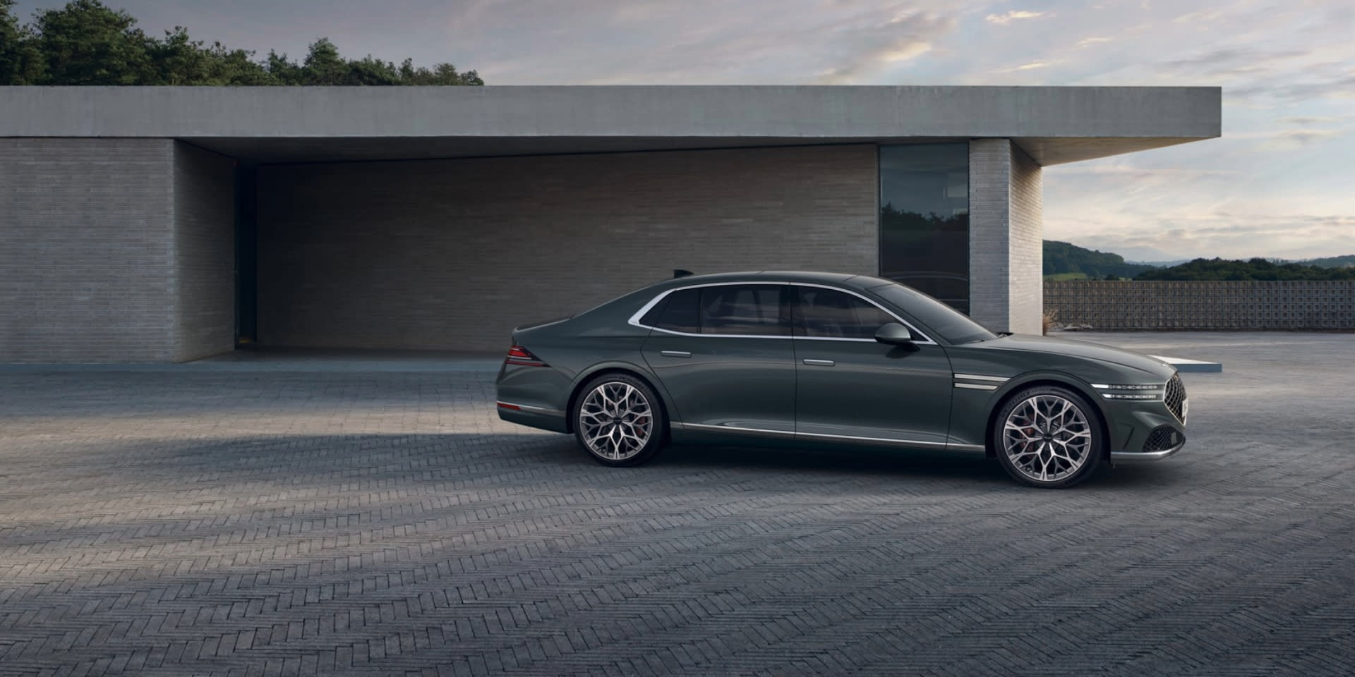 רכב מנהלים יוקרתי GENESIS G90 בצבע אפור- פרופיל