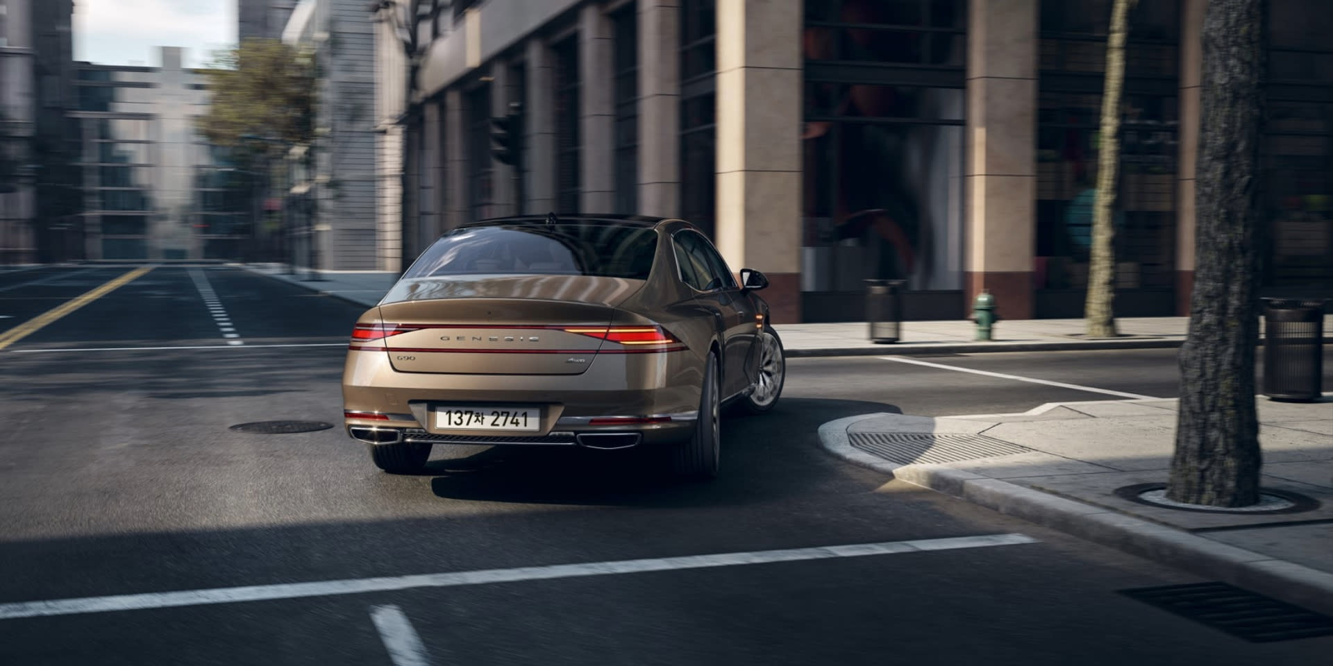 רכב מדגם Genesis G90 (צילום מזווית אחורית) בצבע זהב