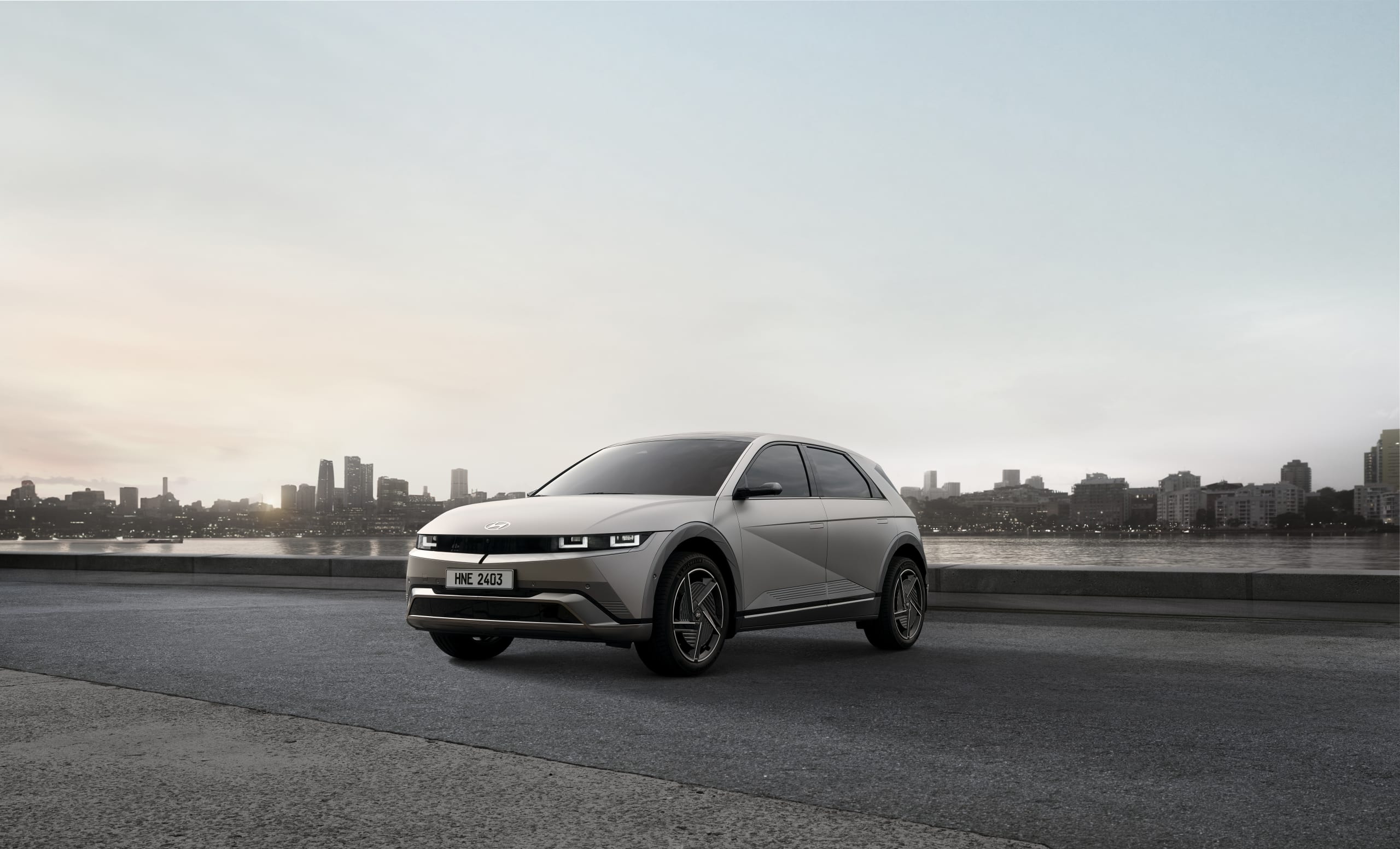 רכב חשמלי בצבע אפור צילום מקדימה צד ימין