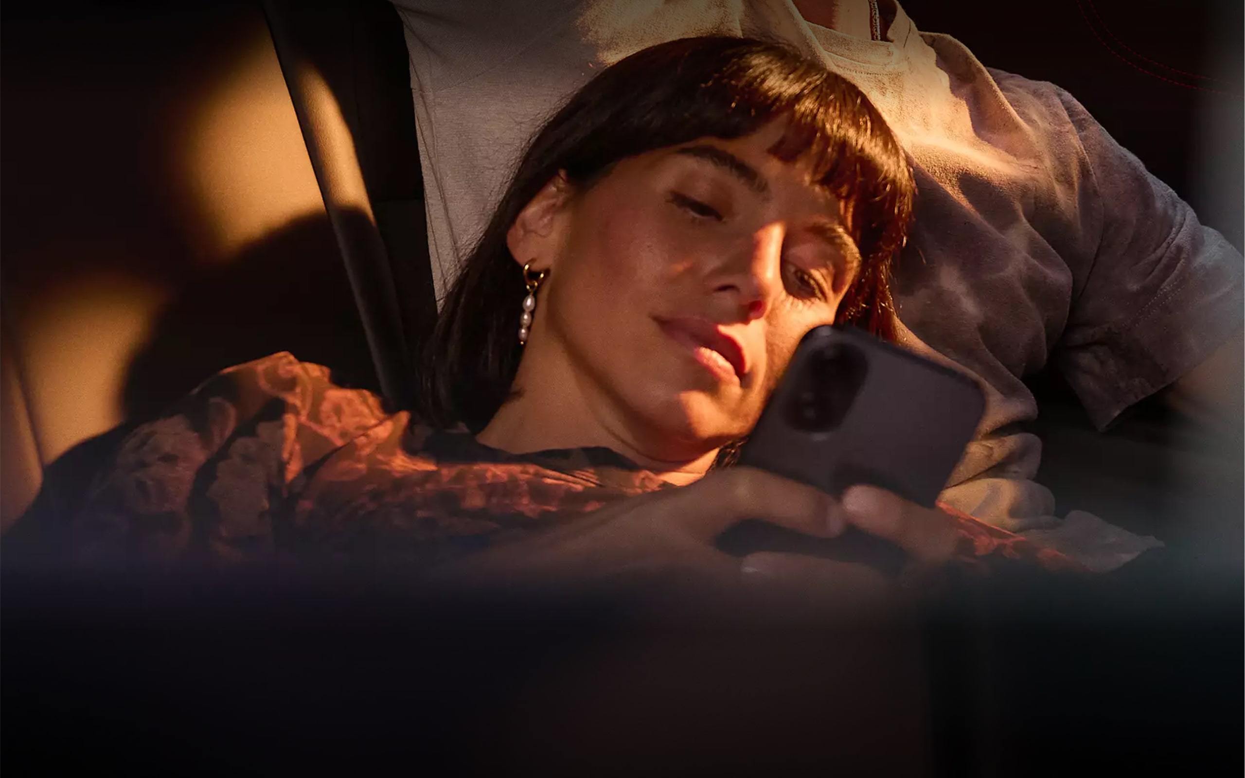 אישה עם הנייד ביד