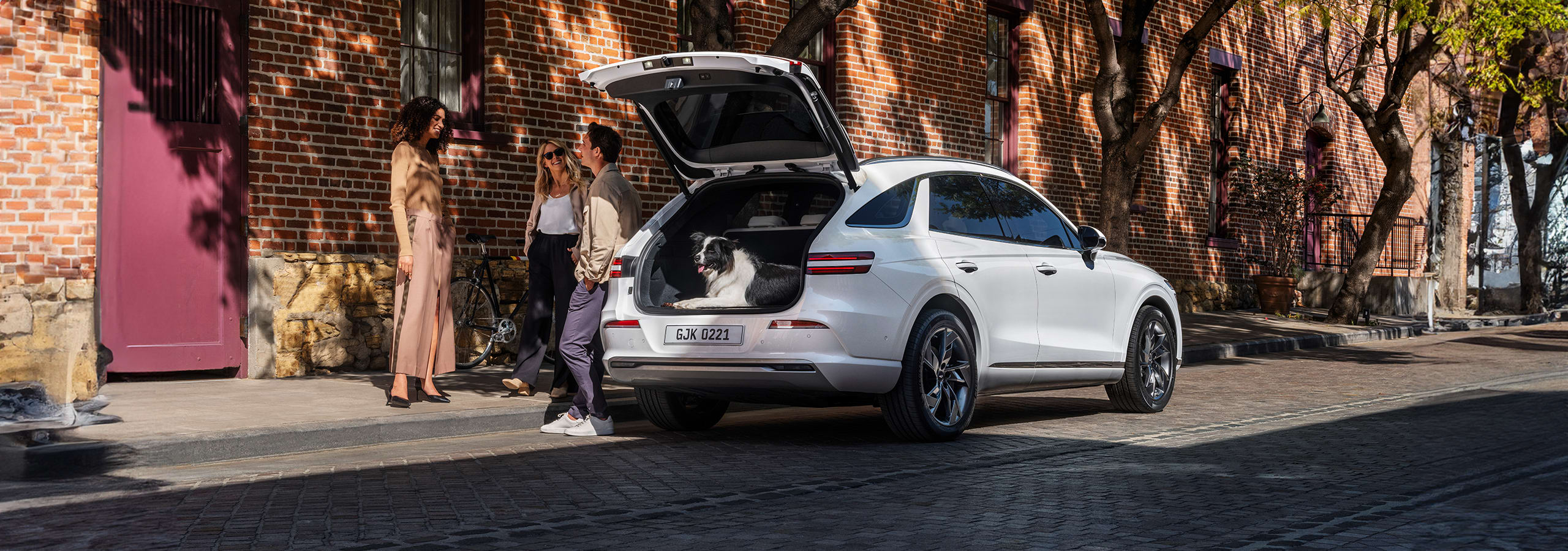 רכב ג'נסיס GV70 עם תא מטען פתוח