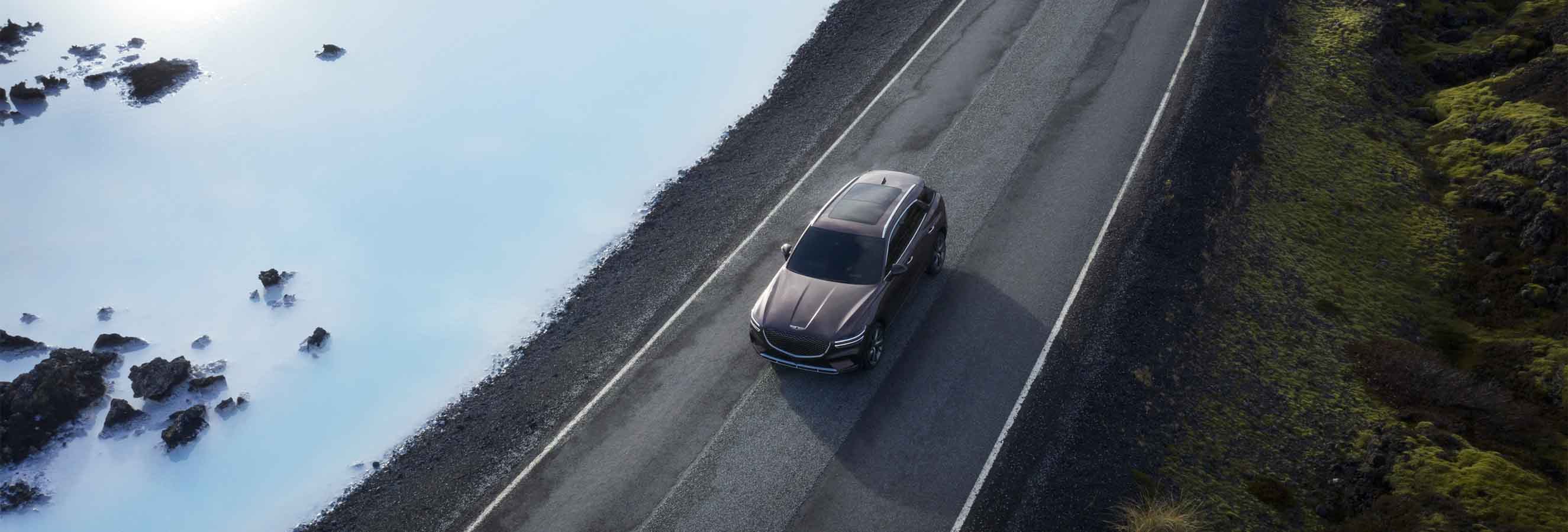 ג'נסיס GV70 בנסיעה על כביש באיסלנד - צילום מגובה