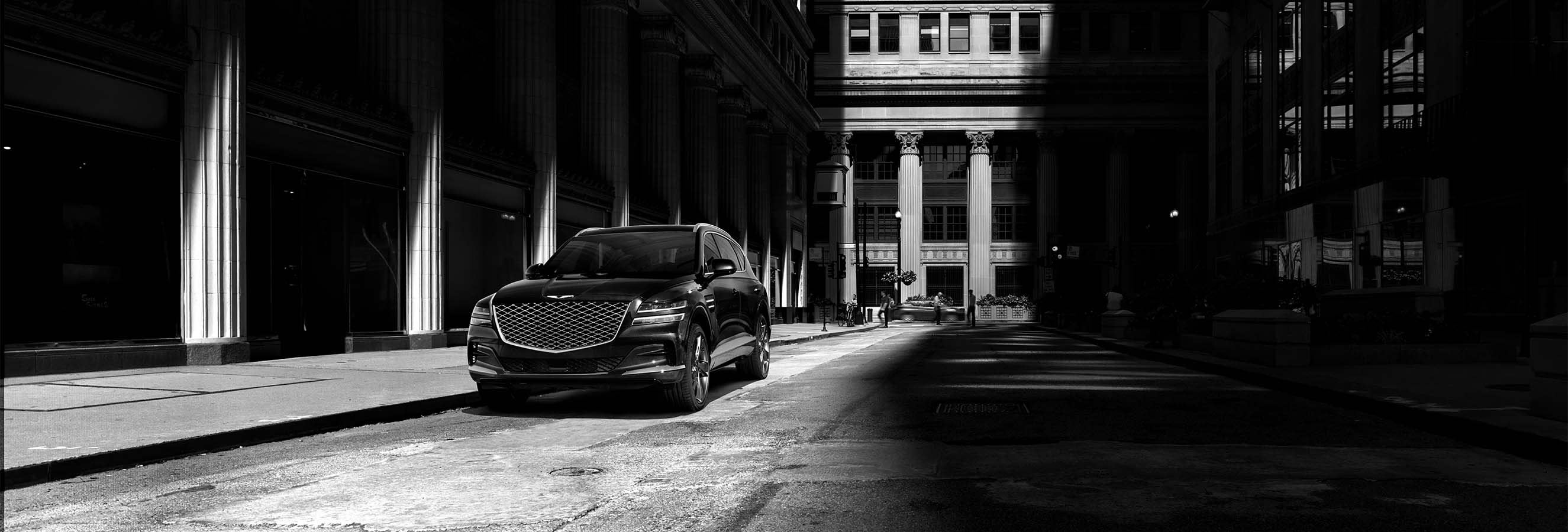 תמונה שחור לבן - ג'נסיס GV80 חונה לצד מדרכה עם ביטוח רכבי יוקרה מבית כלמוביל