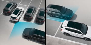 הדמיה של כמה רכבים אחד יוצא מחניה והחיישן רברס בפעולה