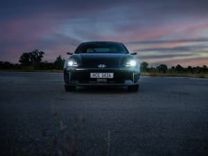 רכב יונדאי בחושך ושני פנסים קדמיים דולקים צילום מקדימה