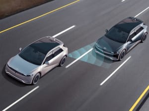 הדמיה של שני רכבים נוסעים בשני נתיבים אחר אחרי השני והחיישן בפעולה