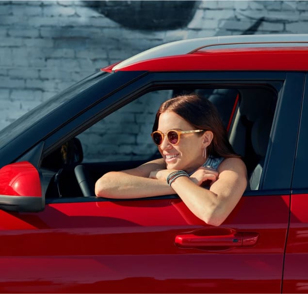 אישה מסתכלת החוצה מחלון המכונית בטרייד אין