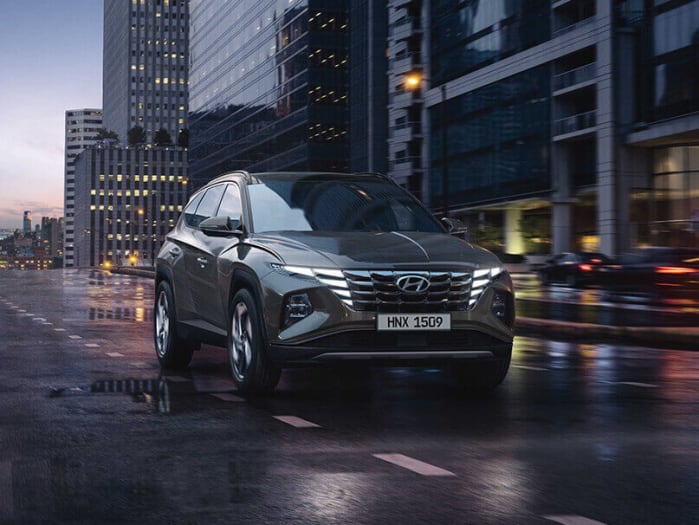 SUV משפחתית בצבע שחור נוסעת על כביש