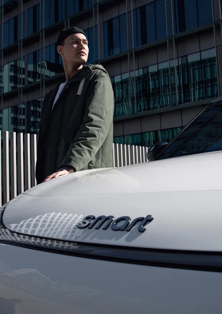גבר עומד ליד רכב סמארט