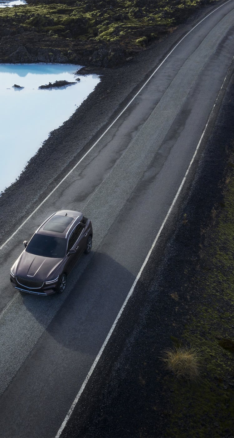 ג'נסיס GV70 בנסיעה על כביש באיסלנד - צילום מגובה