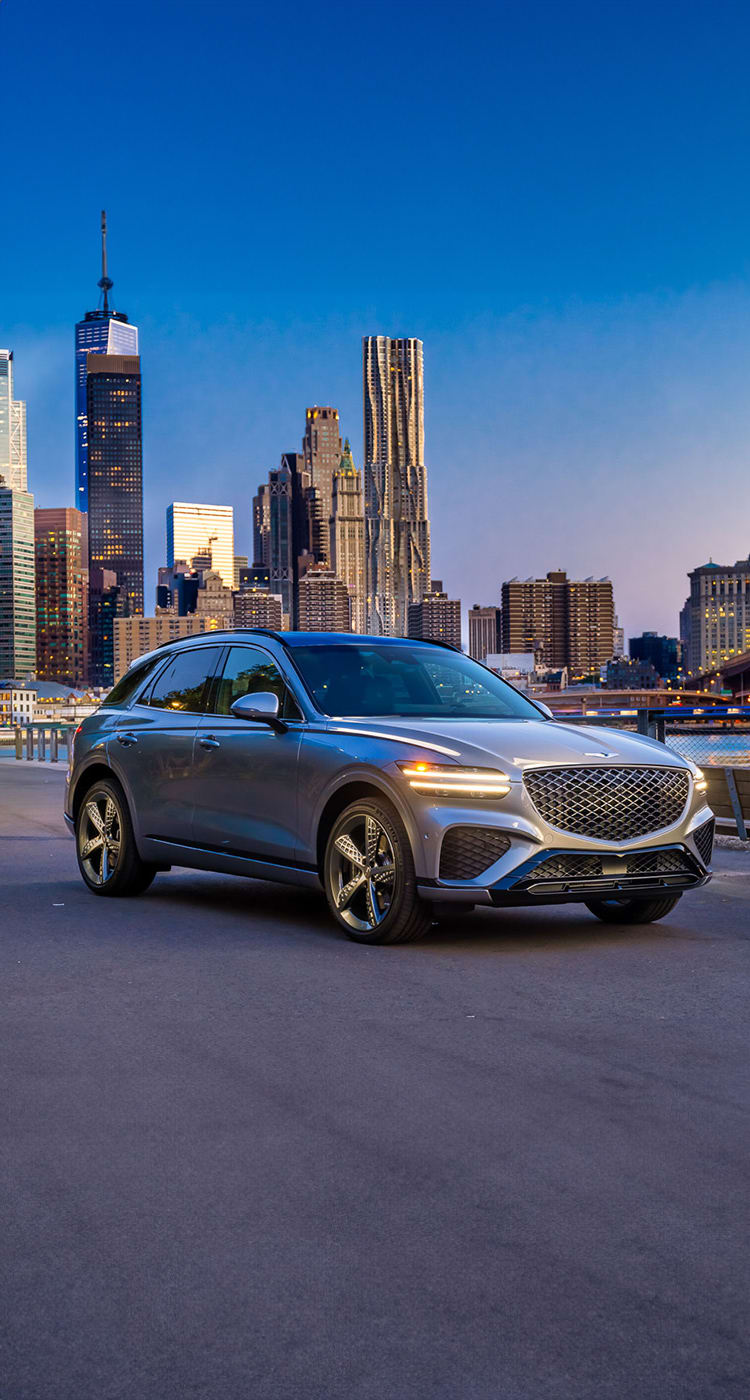 רכב ג'נסיס GV70 ליד גשר