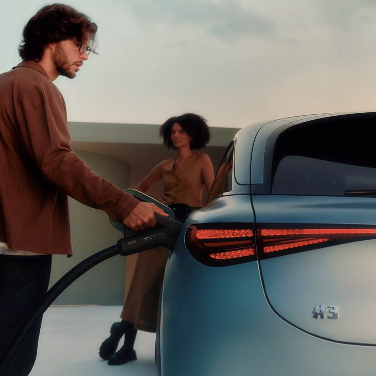 גבר מטעין רכב חשמלי