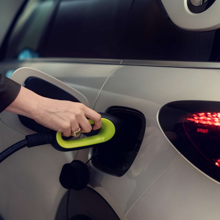 צילום מקרוב של טעינת רכב חשמלי