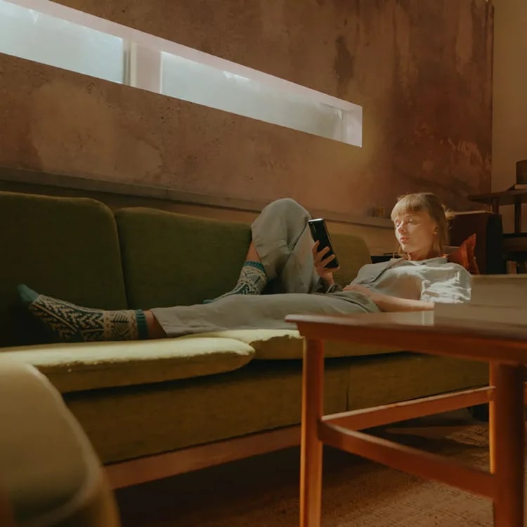 אישה עם מכשיר פלאפון ביחד