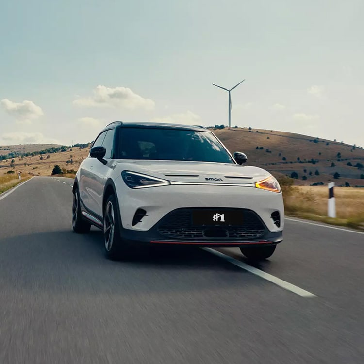 רכב סמארט לבן נוסע בכביש