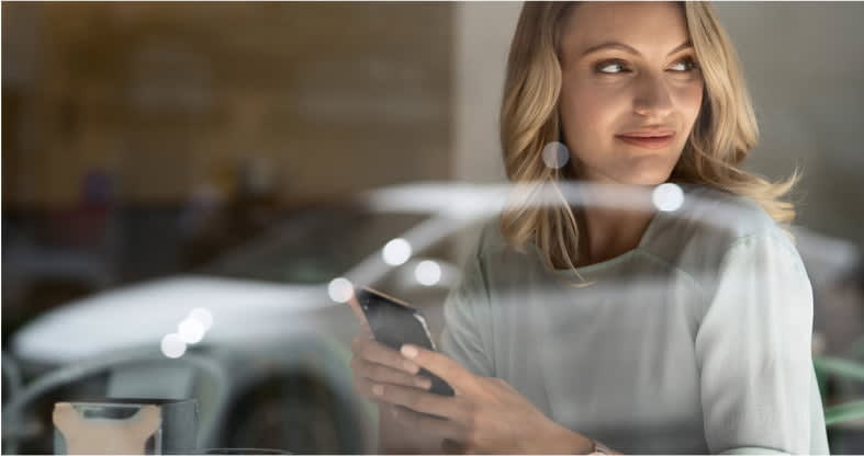 אישה מבצעת מימון לרכב בטלפון
