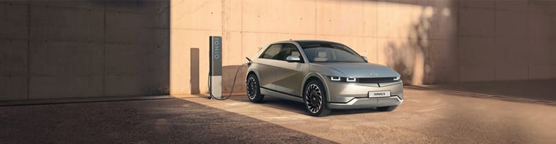 איוניק 5 מזווית צד בעמדת טעינה