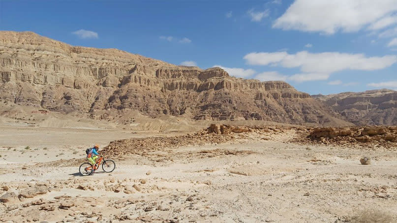 רוכב אופניים במדבר