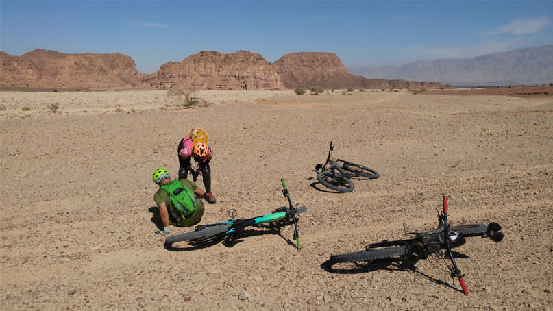 רוכבי אופניים במדבר