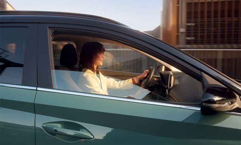 נהגת מהלך נסיעה ביונדאי באיון ירוקה - צילום צד הרכב