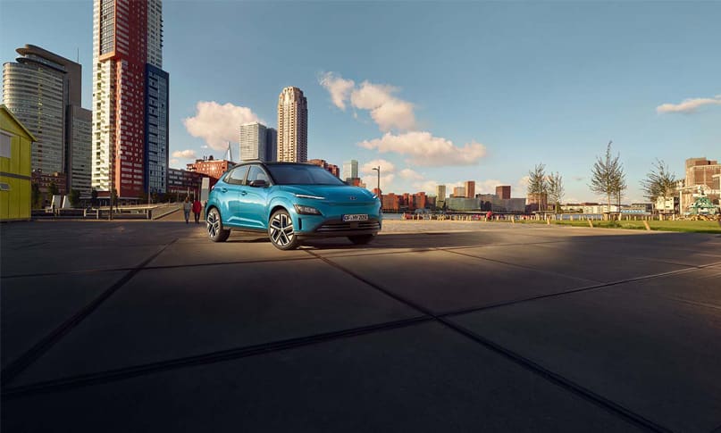 יונדאי קונה חשמלית בצבע כחול במהלך נסיעה על כביש מהר - מבט על אחורי הרכב