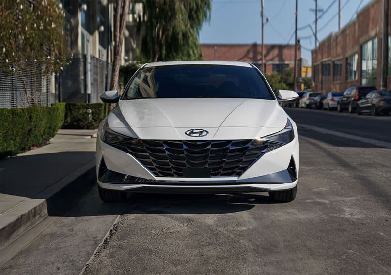 יונדאי אלנטרה היברידית לבנה 2022 חונה בחנייה