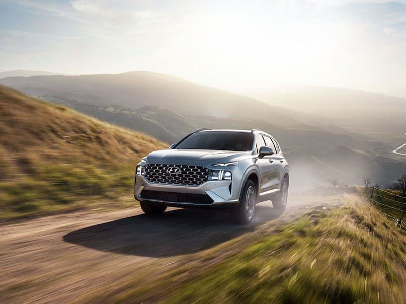 suv היברידי נבזמן נסיעה בשטח צבע אפור