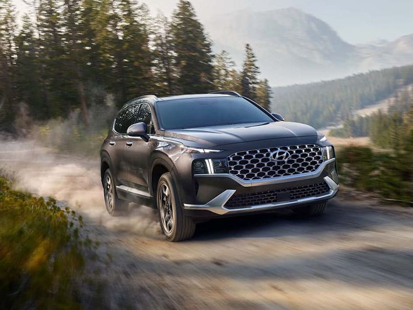 רכב היברידי שטח בצבע שחור בזמן נסיעה