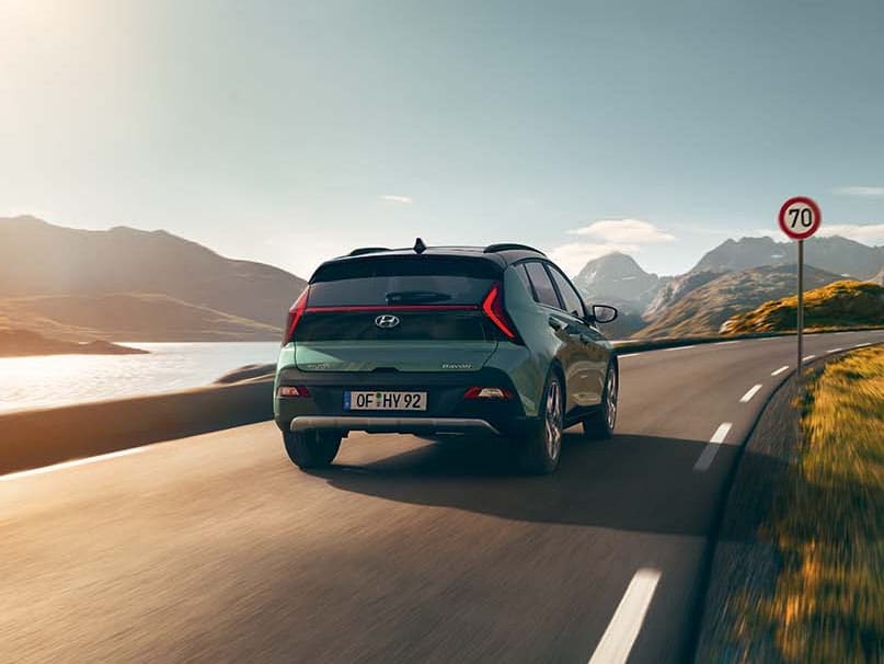 ג'יפון מומלץ בצבע ירוק נוסע על הכביש - צילום מאחור