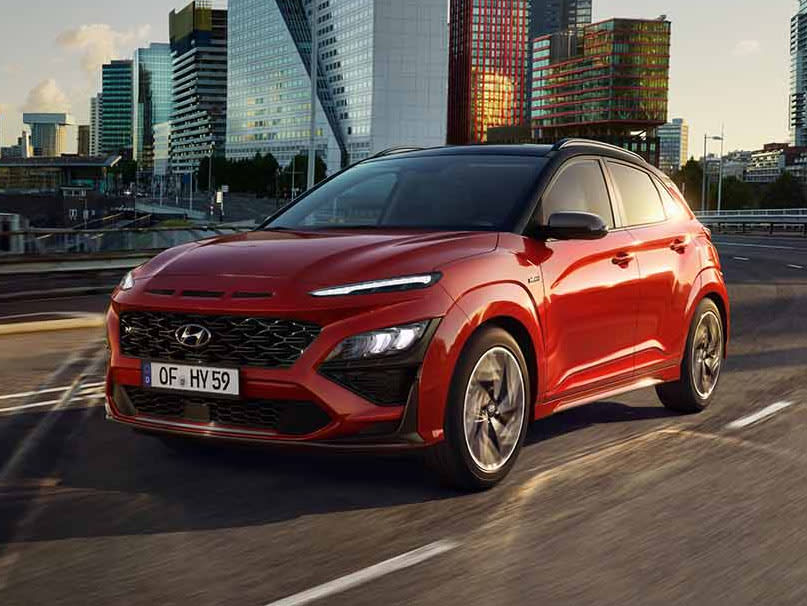 ג'יפון בצבע אדום בזמן נסיעה על הכביש - צילום מהצד