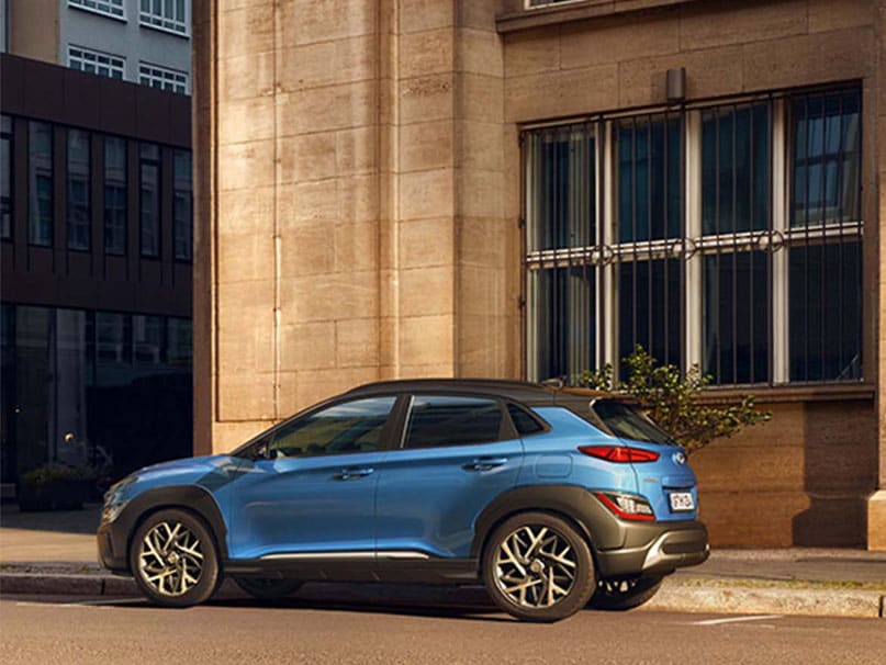 רכב קרוסאובר של יונדאי צבע כחול לצד המדרכה - צילום מהצד