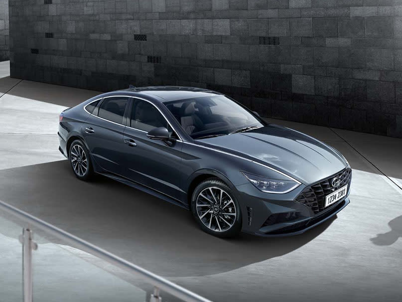 רכב היברידי צבע שחור צילום מהצד